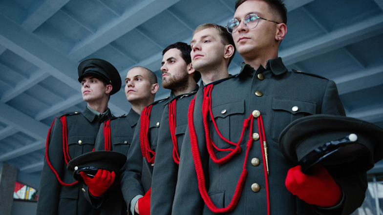 Die Herren der russischen Band Shortparis sind gerüstet für ihren Auftritt im Dresdner Festspielhaus Hellerau.