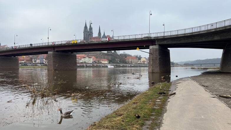 Parken geht hier an der Elbe in Meißen noch nicht wieder. Knapp drei Meter ist der Pegelstand.