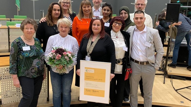 Die Mitglieder des Bürgerbündnisses „Hoyerswerda hilft mit Herz“ freuen sich über die Auszeichnung mit dem Sächsischen Integrationspreis 2019.