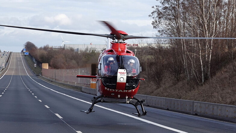 Nach dem Zusammenstoß zweier Autos nahe der Anschlussstelle Wilsdruff landet der Rettungshubschrauber mit dem Notarzt auf der A4.