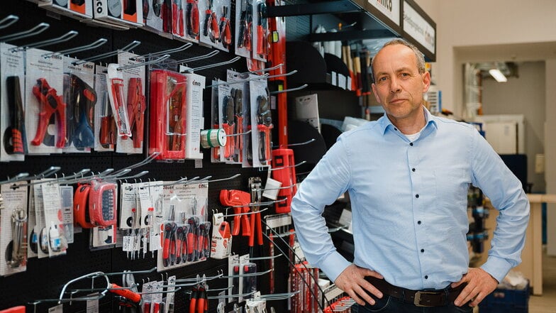 Hagen Fritsche leitet die Görlitzer Niederlassung des Elektro-Großhändlers Sonepar. Hier steht er im Görlitzer Verkaufsraum.