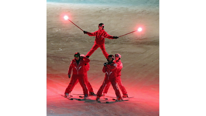 Mit Akrobatik auf dem Ski beeindrucken Skilehrer und -schüler bei der Dragon Winter Night.