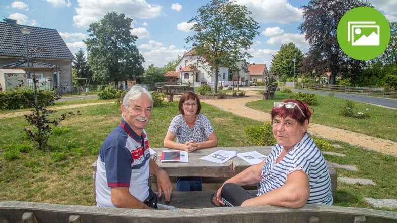 Udo Fleischer, Ortsvorsteher von See, mit seiner Schwester, der Ortschronistin Ramona Kiehle (Mitte), und der "guten Seele" von See, der Ortschaftsrätin Heidrun Hennersdorf, im "Moholzer Rosengarten".