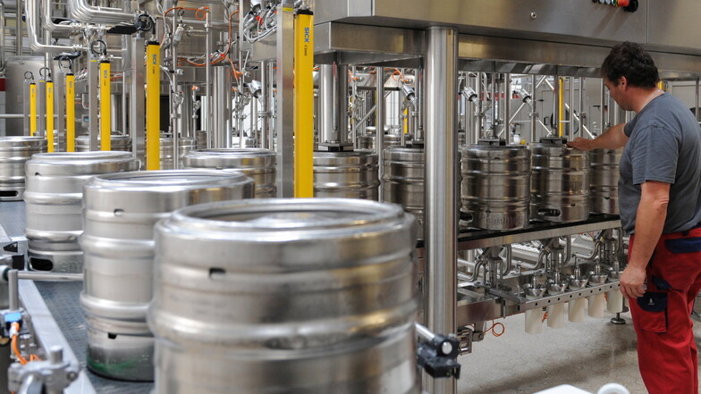 Bier wird in der Rothaus-Brauerei in einer Abfüllanlage in Bierfässer gefüllt.