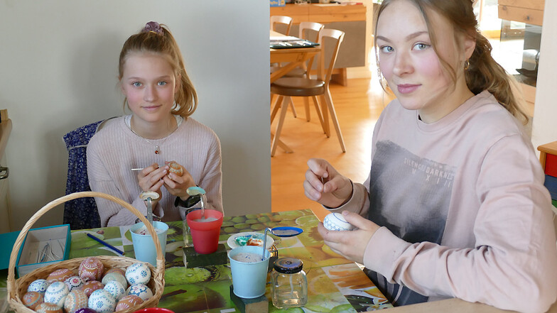 Elea (li) und Emilia nutzen jede freie Zeit, um in der Küche Ostereier zu verzieren. So, wie es schon früher bei der Oma war.