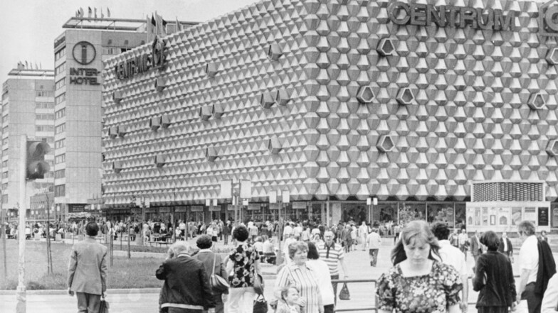 Wo jetzt die Centrum-Galerie in Dresden steht, befand sich bis 2007 das Centrum-Warenhaus, das mit seiner silberfarbenen Waben-Fassade auffiel.