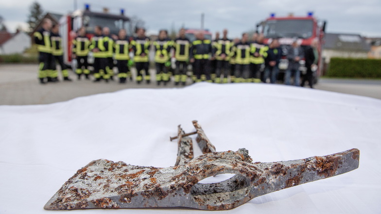 Teile der beim Brand der Großröhrsdorfer Kirche zurückgebliebenen Axt wurden jetzt wiedergefunden und an die Feuerwehr übergeben.