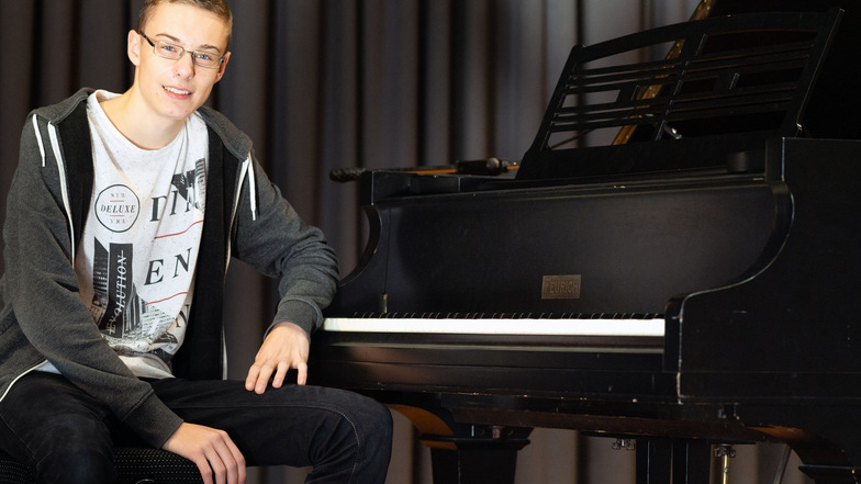 Tobias Fritsche organisiert gemeinsam mit seiner Klavierlehrerin ein Benefizkonzert. Der Erlös aus den Spenden kommt dem Neubau der Freien Mittelschule Weißenberg zugute, die Fritsche bis vor zwei Jahren selber besuchte.