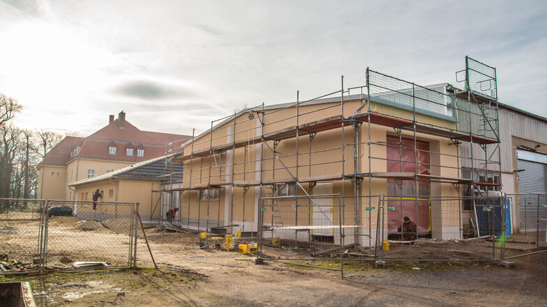 Der Neubau des Feuerwehr-Gerätehauses in Jänkendorf schreitet voran. Die Fassade ist fast fertig und auch im Inneren hat sich bereits einiges getan. Das frostfreie Wetter kommt den Bauarbeitern zugute.