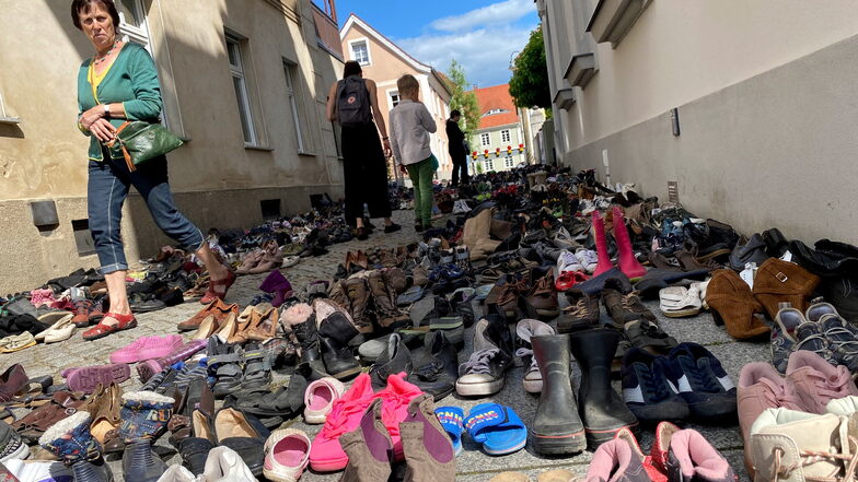 Jedes der etwa 2.000 Schuhe steht symbolisch für ein Menschenleben,
was auf der Flucht, im Mittelmeer, ein tragisches Ende gefunden hat.