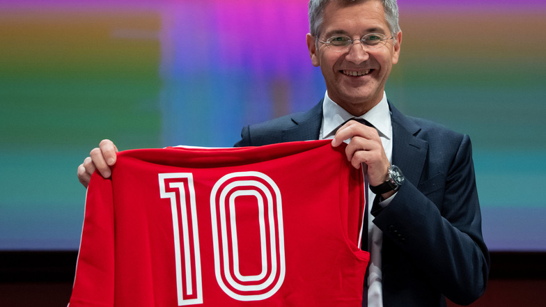  Herbert Hainer, neuer Präsident des FC Bayern, hält ein Trikot mit der Nummer 10 in den Händen. 