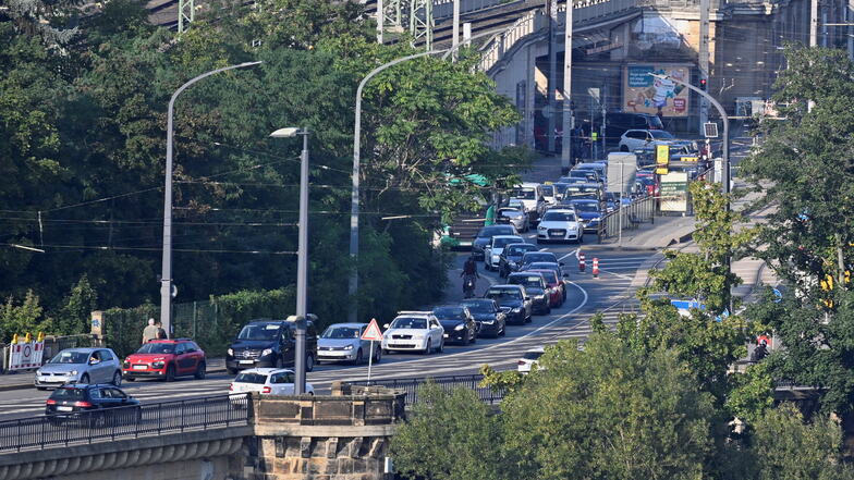 Die Marienbrücke ist ein Stauschwerpunkt in Dresden, seitdem die Carolabrücke und das Terrassenufer gesperrt sind. Autos stecken bereits ab dem Neustädter Bahnhof fest.