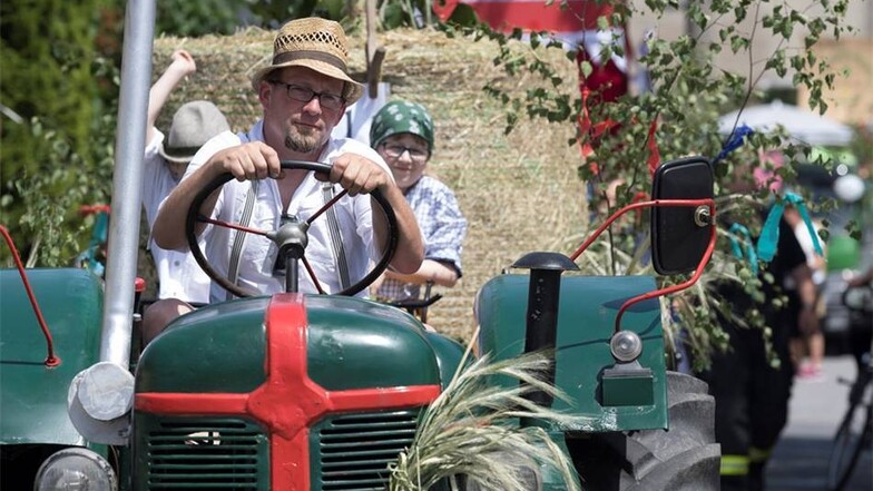 Landwirtschaft prägt seit Jahrhunderten das Dorf. Da durfte Landtechnik – hier ein historischer Traktor – auf den Frankenthaler Straßen am Sonntagnachmittag nicht fehlen.