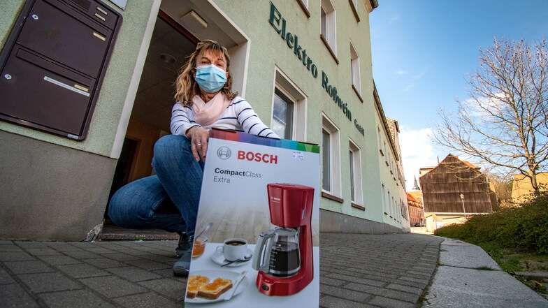 Janett Pomsler verkauft nach Anruf Kaffeemaschinen und andere elektrische Artikel für die Elektro Roßwein GmbH.