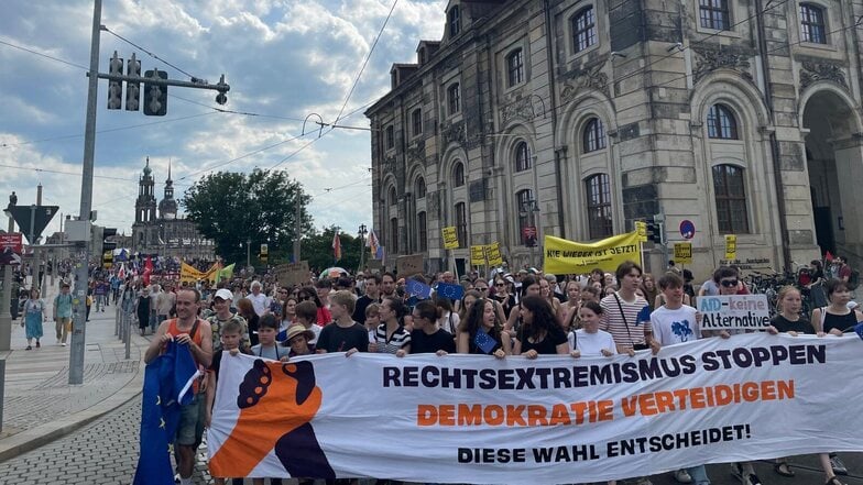 Das Aktionsbündnis "Wir sind die Brandmauer Dresden" hat mit etwa 5.000 Menschen gerechnet. Inzwischen dürften es deutlich mehr sein.