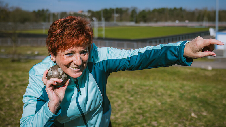 Die 66-jährige Regina Rerich bereitet sich zur Zeit auf die Abnahme des Deutschen Sportabzeichens vor. Am 24. April macht die Sportabzeichen-Tournee des Kreissportbundes Bautzen auch in Hoyerswerda Halt. Im Sportforum an der Nieskyer Straße kann sich jede