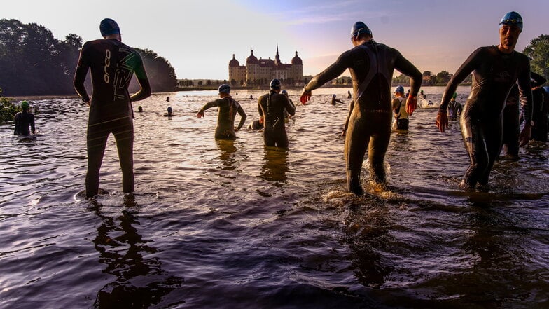 Punkt sieben Uhr gingen am Samstag die ersten Triathleten in Moritzburg ins Wasser. Der Sieger über die Langdistanz war nach gut neun Stunden im Ziel.