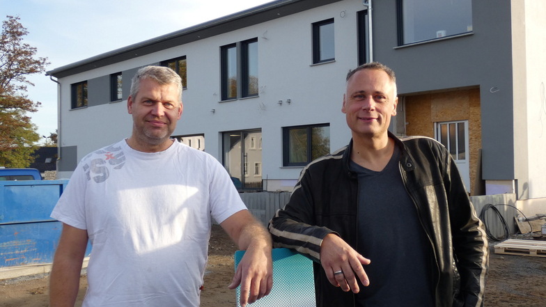 Andre Knychalla (l.) und Lars Gottschling erwecken das alte BHG-Gebäude in Neschwitz zu neuem Leben und haben auf dem Gelände rundherum noch mehr vor.