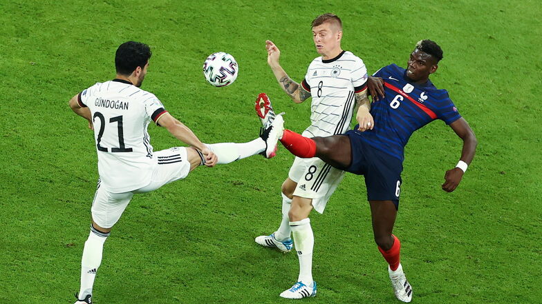 Es war ein umkämpftes Spiel. Ilkay Gündogan und Toni Kroos konnten den Spieler des Spiels Paul Pogba in dieser Aktion nicht stoppen.