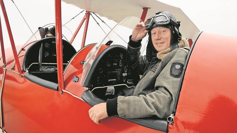 Jan Meißner ist nicht nur Inhaber einer Flugschule, sondern auch Pilot in seinem roten Doppeldecker. Damit fliegt er Rund- und Charterflüge ab Großenhain. Fotos: Klaus-Dieter Brühl