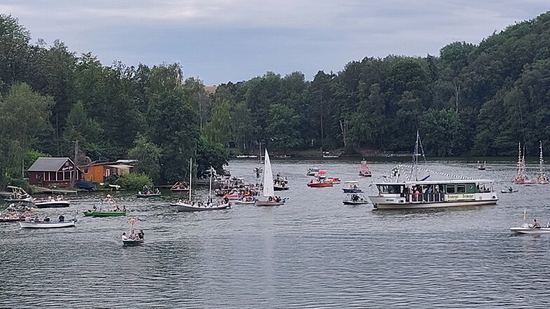 Mehr als 70 bunt geschmückte Boot nahmen 2024 an der Bootsparade auf dem Kriebsteinsee teil.