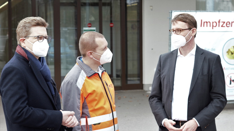 Sachsens Innenminister Roland Wöller (r.) informiert sich beim Leiter des Impfzentrums in Pirna-Jessen, Christian Thie (M.) und dem Vorsitzenden des DRK Pirna, Oliver Wehner.