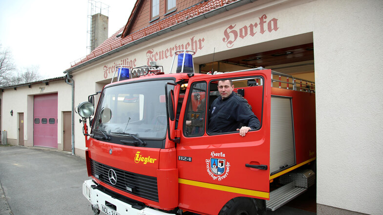Gruppenführer Matthias Fürll von der Freiwilligen Feuerwehr Horka hofft auf ein neues Tanklöschfahrzeug. Eine Sammelbestellung mit anderen Gemeinden könnte helfen, Geld zu sparen.