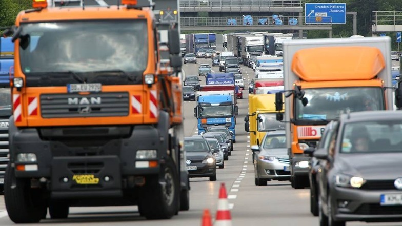 Durch den Unfall und die anschließende Bergung staute sich der Verkehr auf der A4 an der Anschlussstelle Wilder Mann bis zu 20 Kilometer in Richtung Chemnitz.