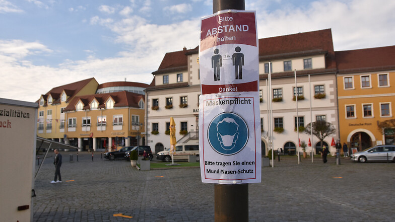 An allen öffentlichen Orten, an denen Menschen dichter und länger zusammenkommen, ist im Landkreis Bautzen das Tragen einer Mund-Nasen-Bedeckung angeordnet. Das gilt auch auf dem Wochenmarkt in der Hoyerswerdaer Altstadt.