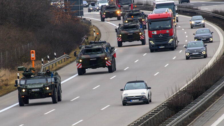 Erneut Militärkonvois auf Autobahnen in Sachsen unterwegs