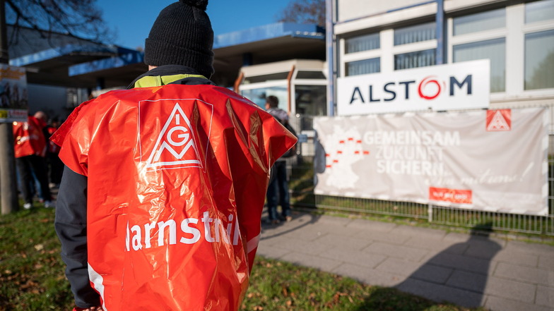 Vor dem Werktor setzten sich im November Mitarbeitende des Görlitzer Alstom-Werkes für eine Zukunft und gegen den Stellenabbau ein.