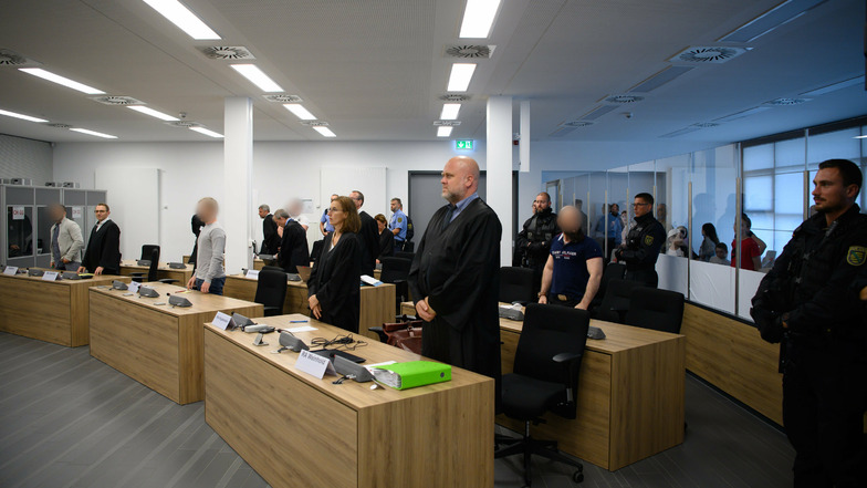 Die fünf Angeklagten und ihre Anwälte kurz vor Beginn der Urteilsverkündung im Landgericht Dresden.