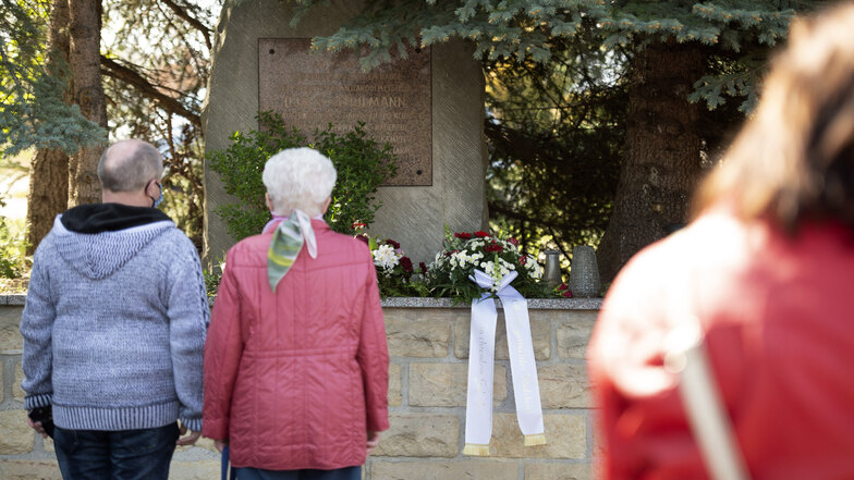 Vor dem Gedenkstein in Friedewald legten Bürger Blumen ab.