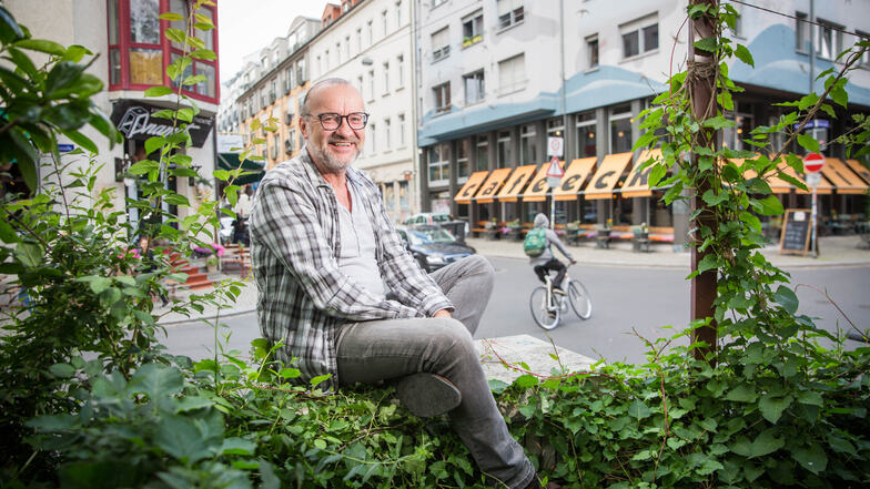 Ulf Neuhaus im Herzen der Neustadt: Das Kneipenleben läuft im Dresdner Szeneviertel noch nicht wieder rund. Bars und Clubs müssen geschlossen bleiben oder sind im Corona-Notbetrieb.