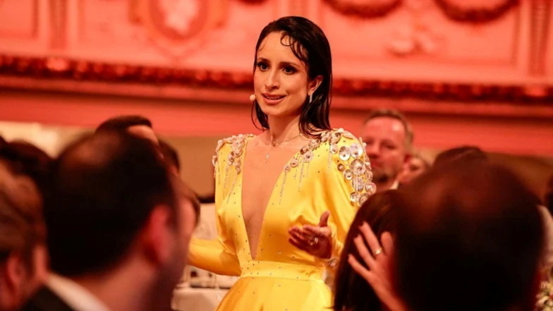 Schauspielerin Stephanie Stumph trug beim Semperopernball  ein gelbes Kleid. Dies wurde nun bei der SZ-Auktion versteigert.