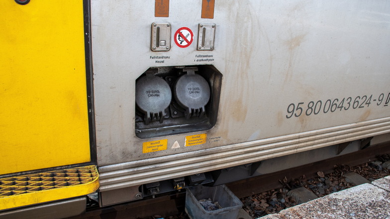 Das Zugpersonal hatte Dieselgeruch bemerkt. Der in geringen Mengen austretende Kraftstoff wurde aufgefangen.