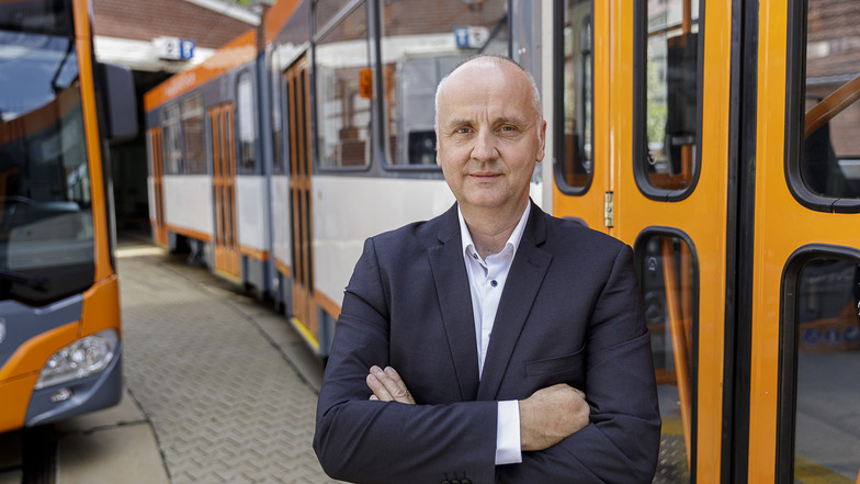 Andreas Trillmich, Geschäftsführer der Görlitzer Verkehrsbetriebe, steht neben einer neu gestalteten Straßenbahn im Betriebsgelände der GVB an der Zittauer Straße.