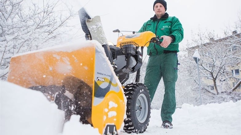 Große Technik: Der Schneeschieber reicht beim Klotzscher Hausmeister Axel Höhme nicht mehr aus. Deshalb kommt jetzt die Schneefräse zum Einsatz, um die Wege zu beräumen.