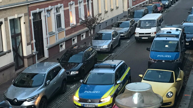 Die Polizei hat in einem Haus an der Gerhart-Hauptmann-Straße in Hartha einen Mann verhaftet.