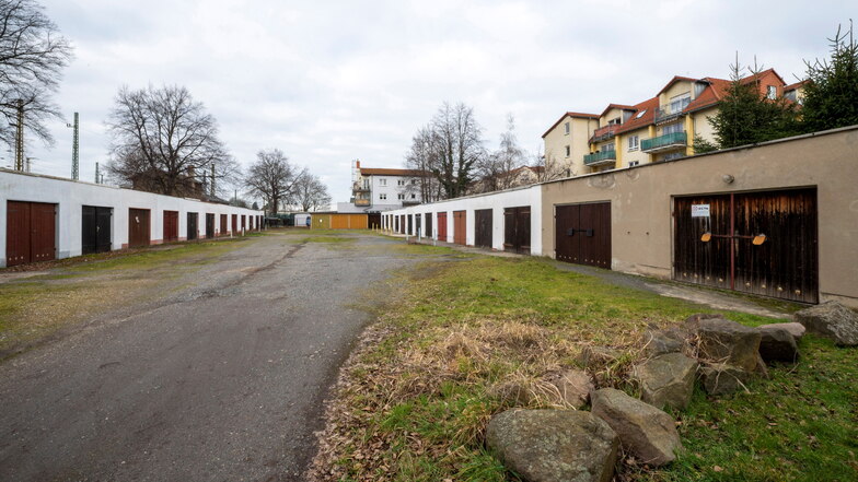 Der Komplex an der Kötitzer Straße in Coswig: Auf der rechten Seite befindet sich die Garage, die als einzige abgerissen werden soll.