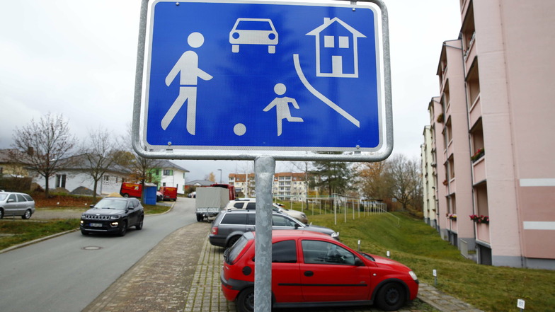 Ein Schild an der Einfahrt zum Wohngebiet Am Wasserturm in Königsbrück weist auf die neue verkehrsberuhigte Zone hin.
