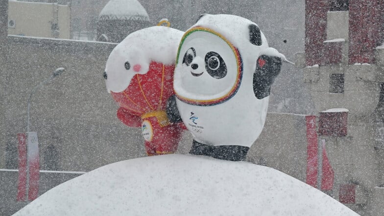 Auch die Olympia-Maskottchen Shuey Rhon Rhon und Bing Dwen Dwen sind mit Schnee bedeckt. Herrliche Bilder.