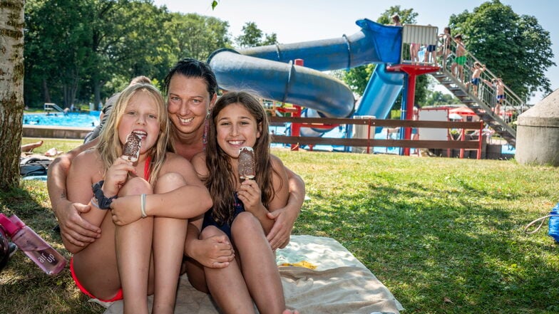 Fanny Weber genießt mit Lina (10) und Emma (9) den Sommertag im Freibad in Mügeln. Hier gibt es nicht nur ausreichend Schattenplätze, sondern auch ein Imbissangebot. Die Rutschen haben es den meisten Kindern angetan.