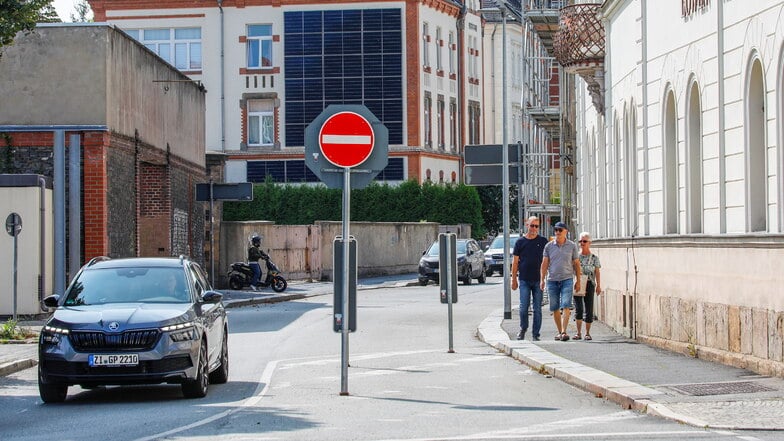 Blick auf die Mandaustraße in Zittau, die vor der Hausnummer 2 wieder zweispurig ist.