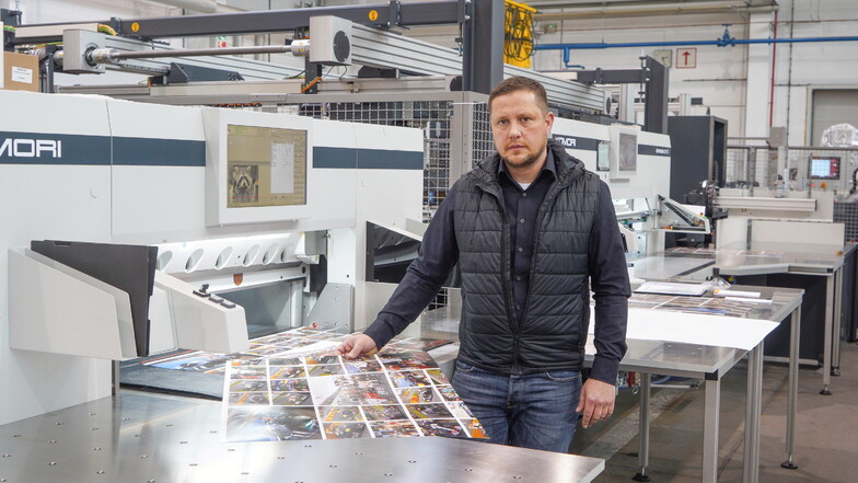 Peter Voigt, Geschäftsführer des Bautzener Traditionsunternehmens Perfecta, steht an einer riesigen Schneidmaschine, die an einen Kunden in Japan geliefert wird.