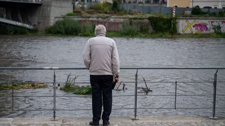 Ein Passant blickte am Sonnabend auf das beginnende Hochwasser der Neiße. Ungefähr der Stand von Sonnabend herrscht auch jetzt wieder.