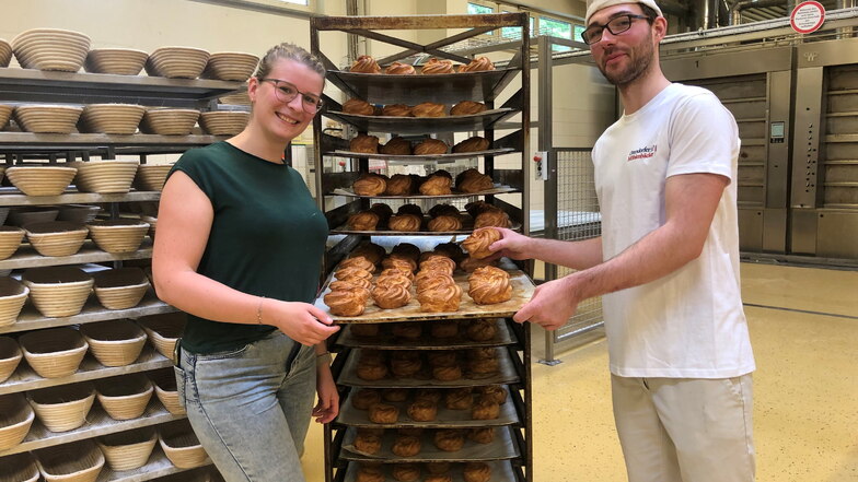 Claudia Reichert und Bäcker Kevin Heege arbeiten offensichtlich gern beim Ottendorfer Mühenbäcker. Das Unternehmen will mit "süßen Verzierungen" neue Lehrlinge werben.