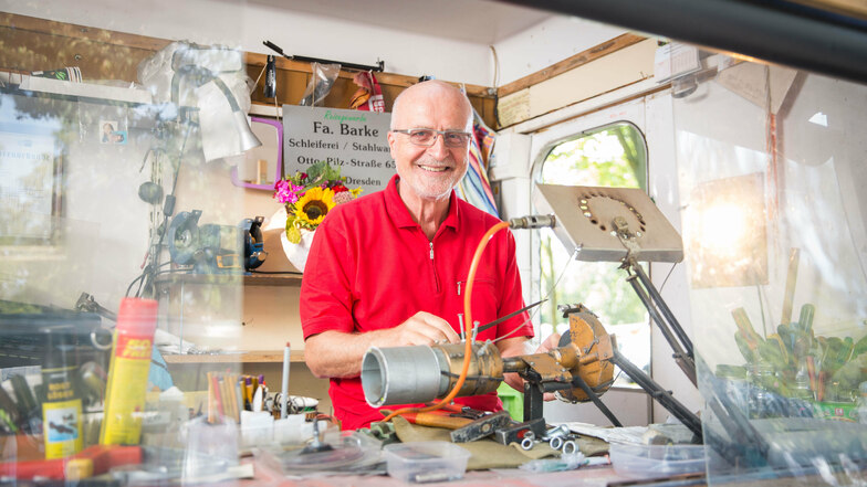 Stefan Barke gehört mit seiner mobilen Schleif-Werkstatt zu den dienstältesten Anbietern auf dem Dresdner Lingnermarkt.