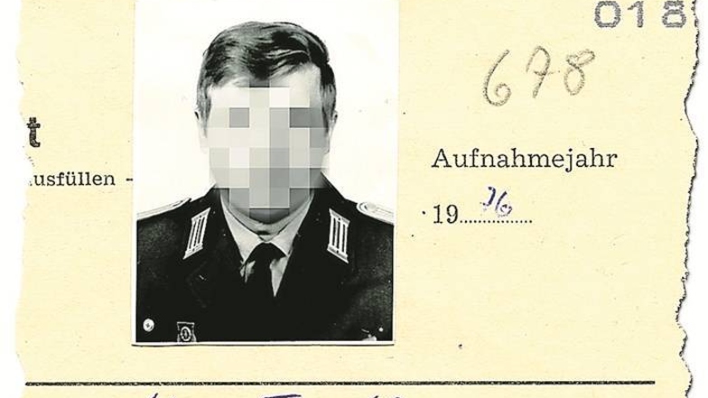 Den Inoffiziellen Mitarbeiter „Helmuth“ hält die Stasi im Bereich des Volkspolizeikreisamt (VPKA) als „wertvolle Quelle“. „Mittels des IM können wesentliche Aufgabenstellungen des MfS innerhalb des VPKA umgesetzt und beeinflusst werden“, heißt es in den A
