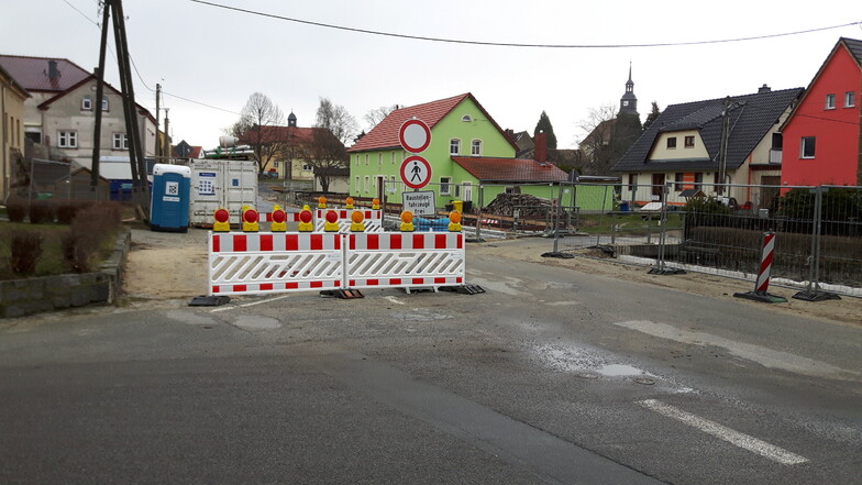 Alles ist gesperrt und doch ruht die Baustelle in Großnaundorf. Das sorgt für Ärger bei den Anwohnern.